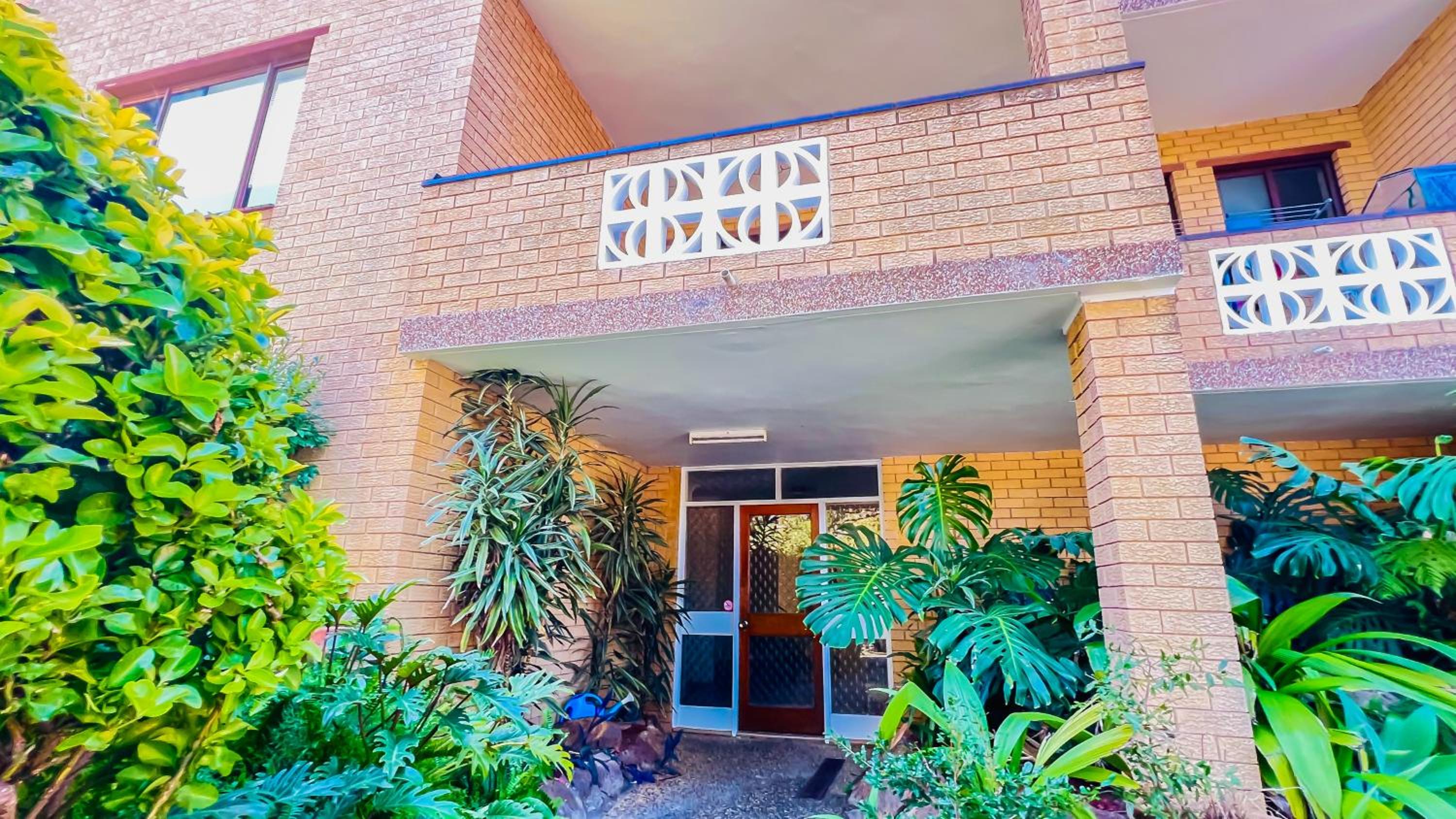 Carlton 3 beds unit - free parking