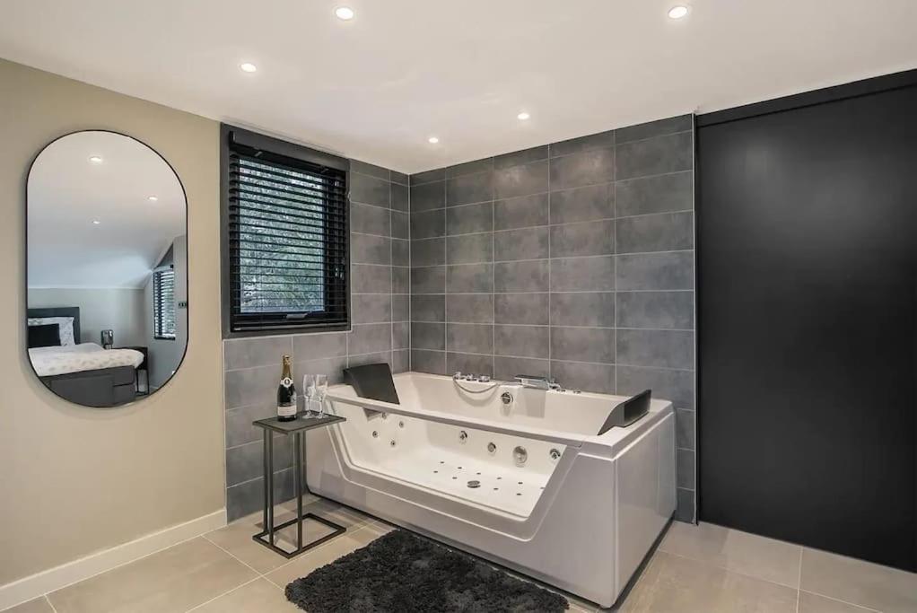 Relaxed Luxe "Boszichthuisje" met Jacuzzi Bospark Ijsselheide Hattemerbroek view 3