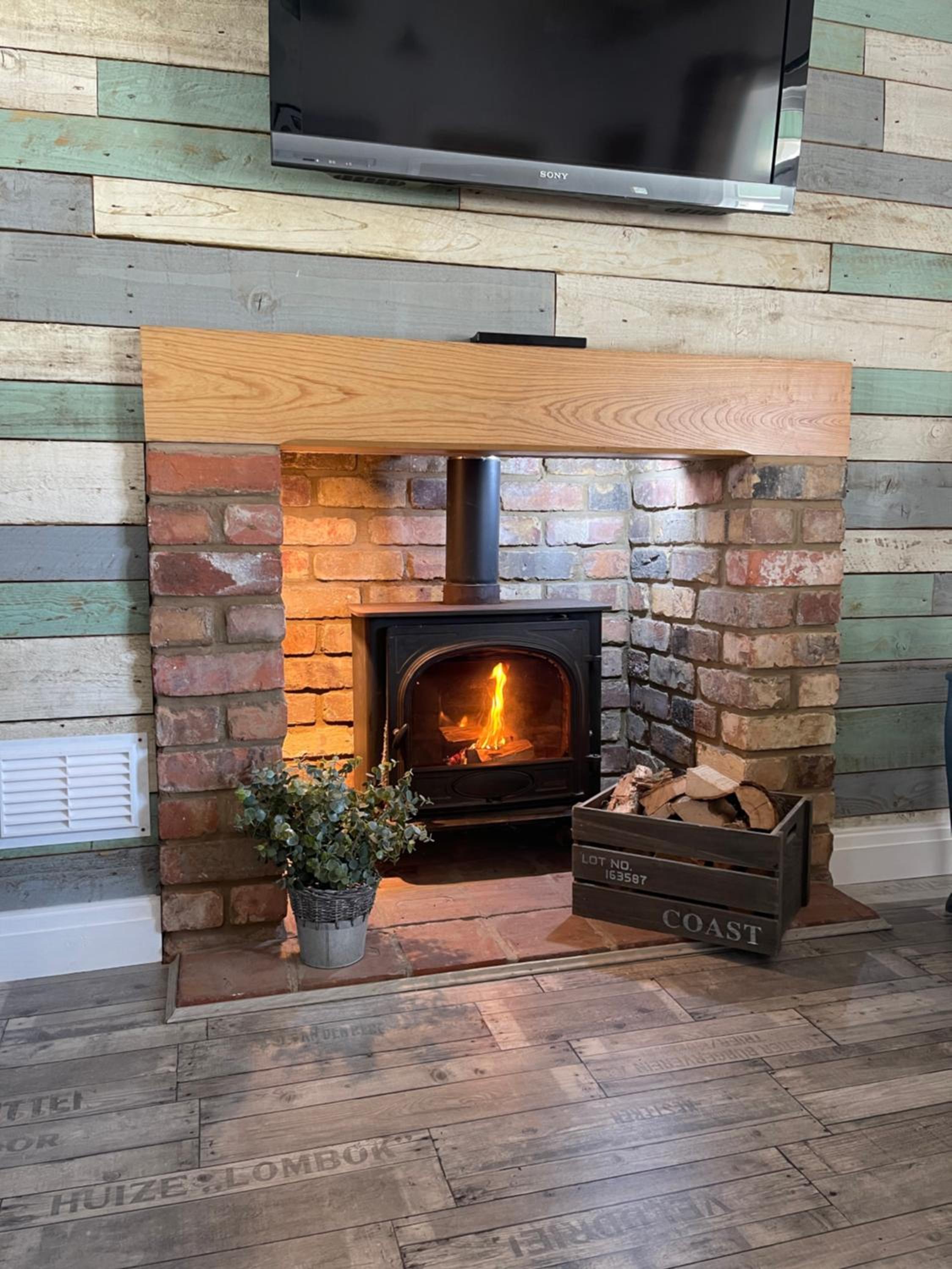 Den of Joy Humberston Fitties sleeps 6,hot tub,log burner view 3