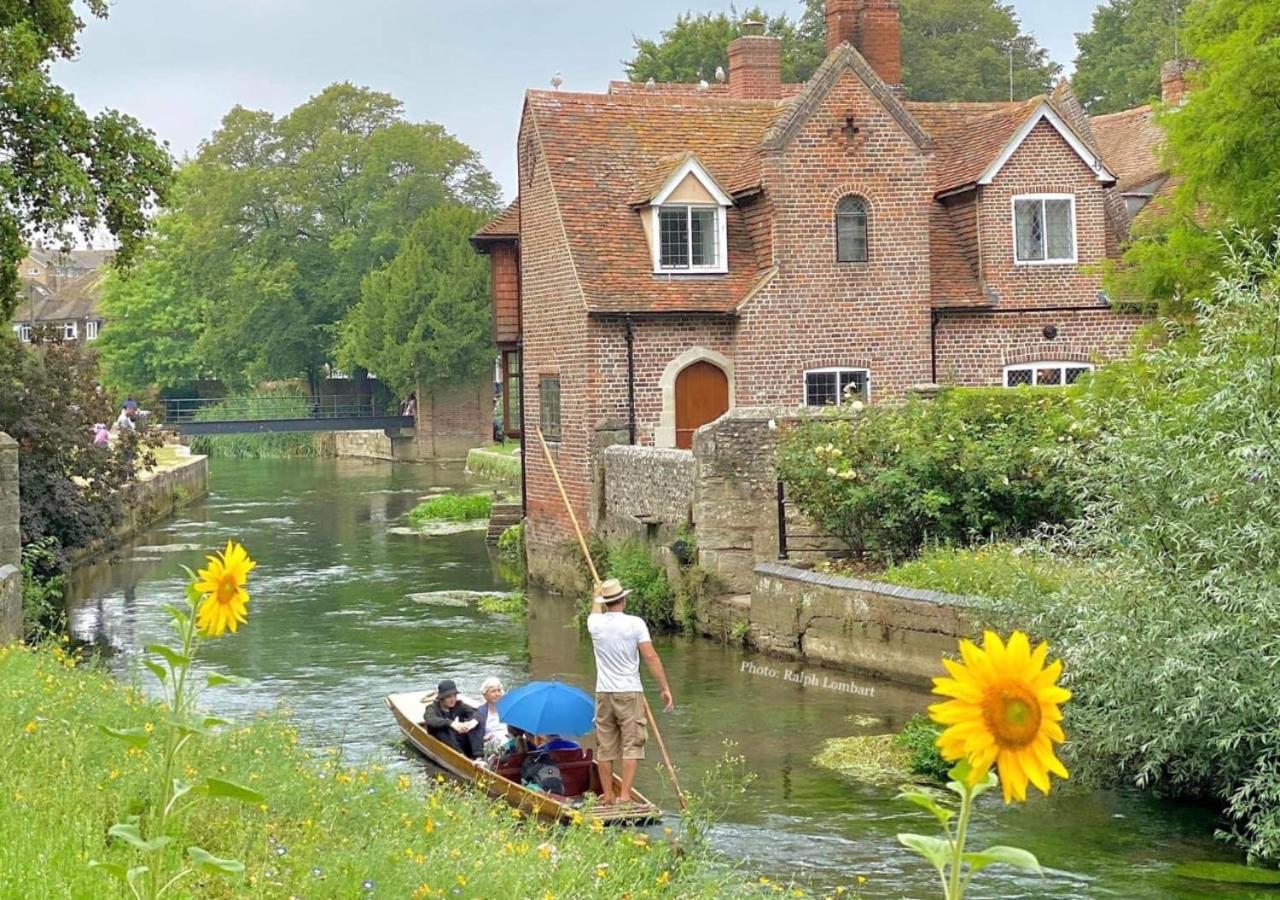 Luxury Canterbury Holiday Home Sleeps Ten Wifi view 5