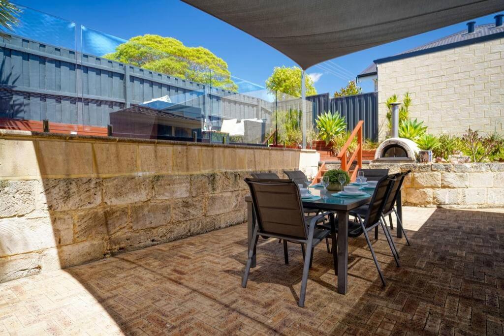 Amazing Outdoor Living with Pizza Oven