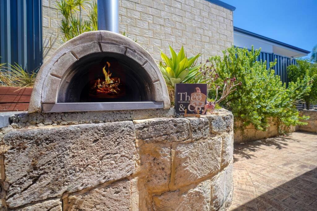 Amazing Outdoor Living with Pizza Oven