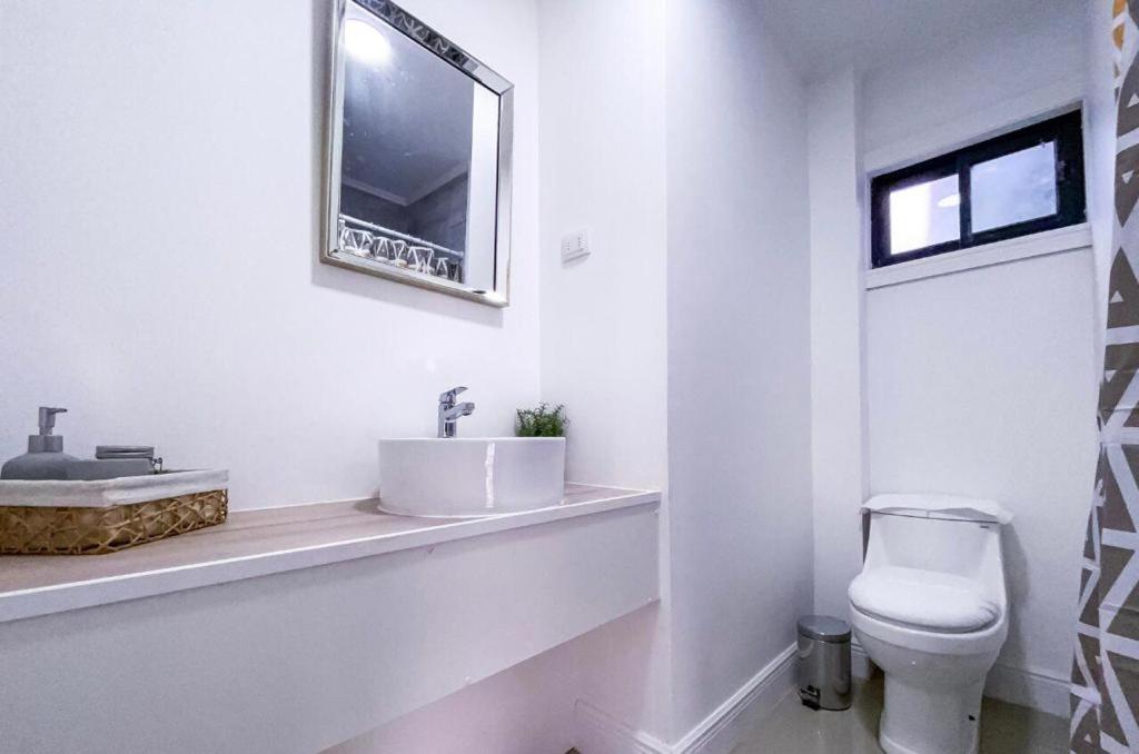 Departamento Los Canelos, a metros de Avenida Las Industrias- Incluye, NETFLIX DirecTV aire acondicionado, Internet