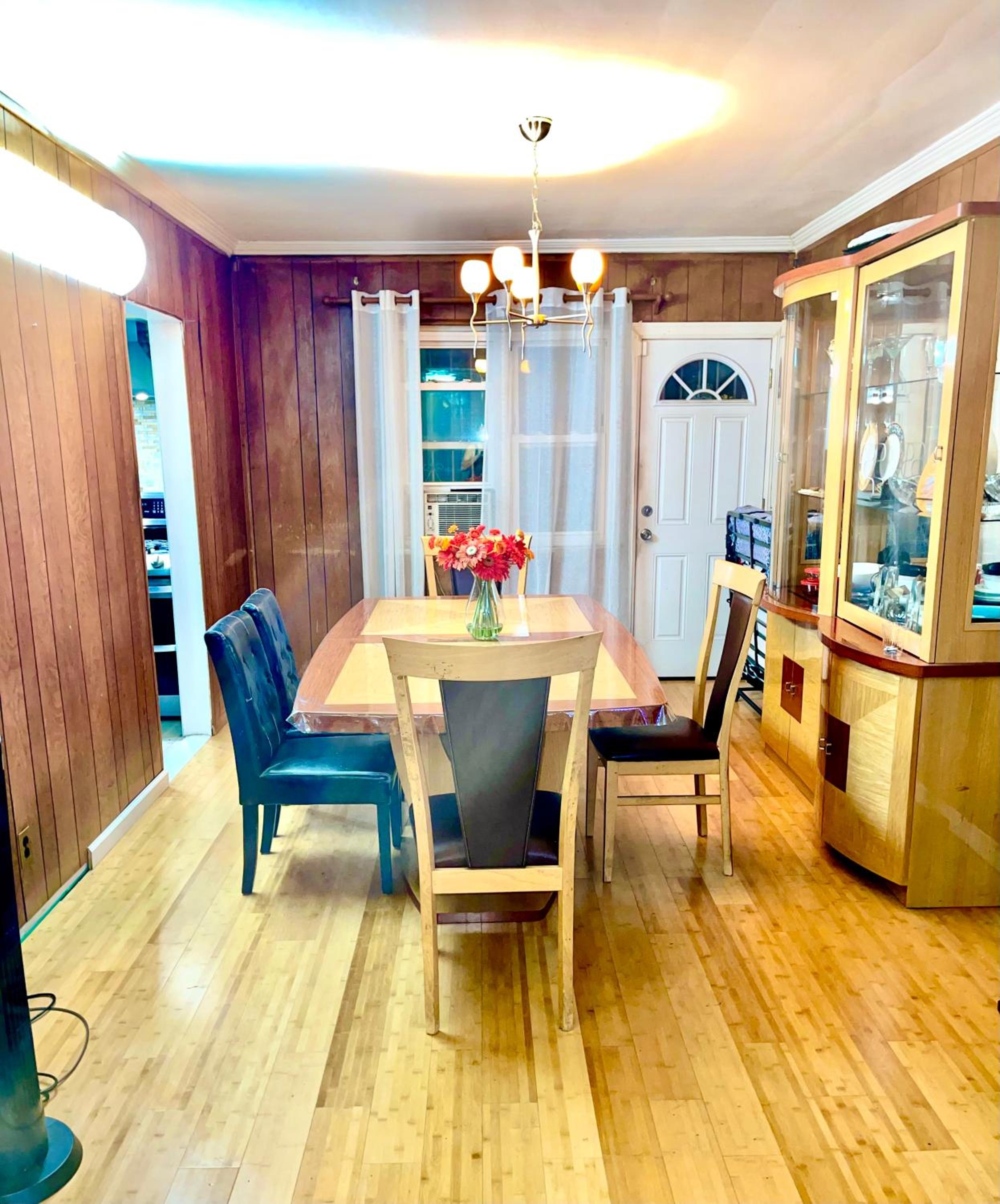 New York City Vacations - LGA airport 3 mins, 3 BR Duplex House, Parking and private backyard, 9mins subway! - Property Image 4