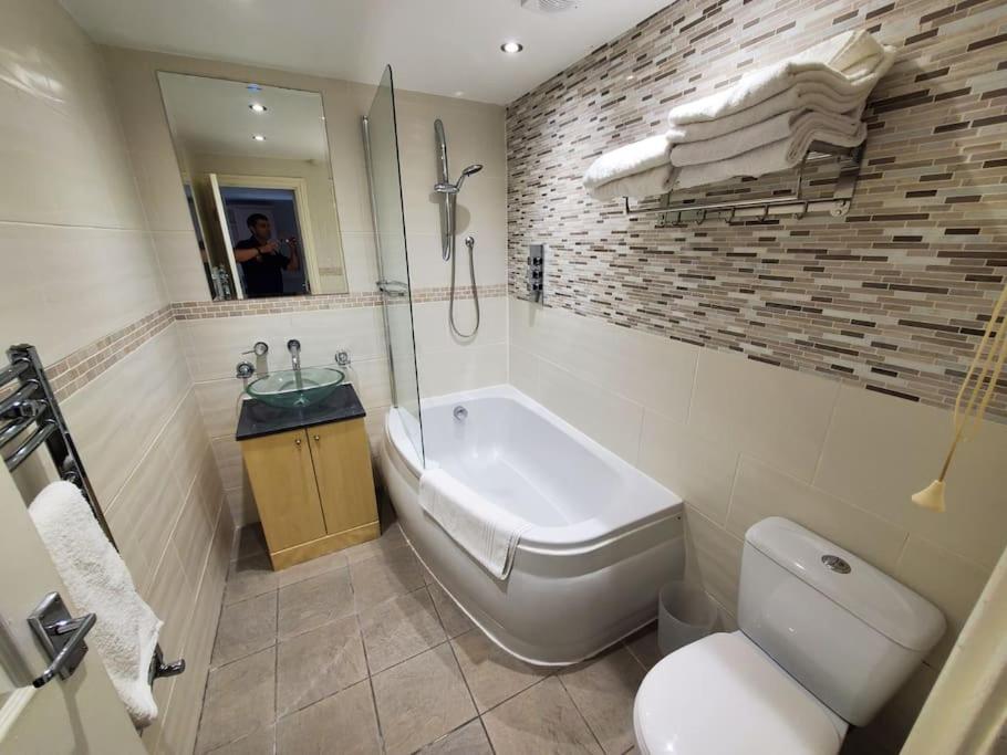 Central Windsor 2 bedroom flat with free parking view 2