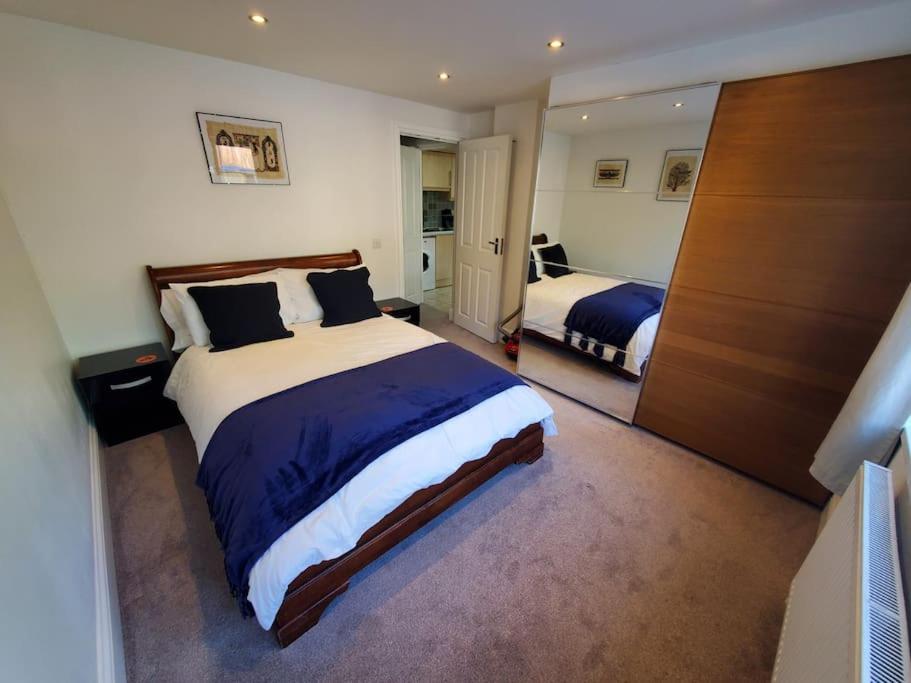 Central Windsor 2 bedroom flat with free parking view 4