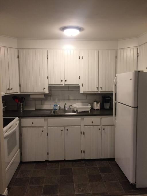 Bauer Terrace - Cozy 1 bedroom beside The Citadel