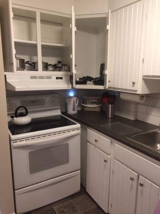Bauer Terrace - Cozy 1 bedroom beside The Citadel