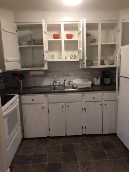 Bauer Terrace - Cozy 1 bedroom beside The Citadel
