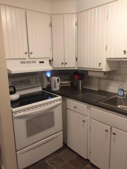 Bauer Terrace - Cozy 1 bedroom beside The Citadel