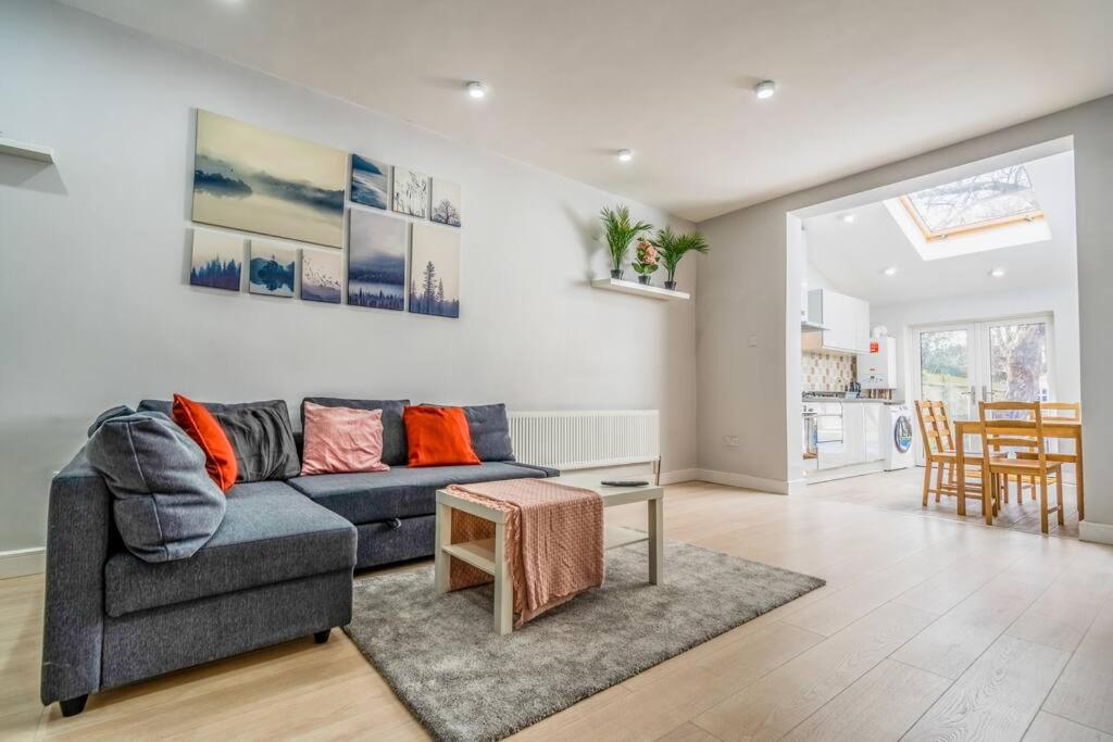 Lavish 2- bedroom Flat with Free Parking view 3