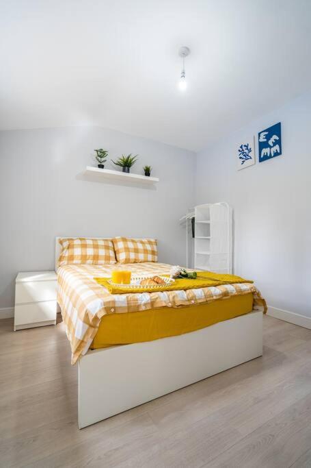 Lavish 2- bedroom Flat with Free Parking view 5