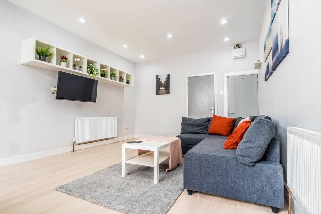Lavish 2- bedroom Flat with Free Parking view 4