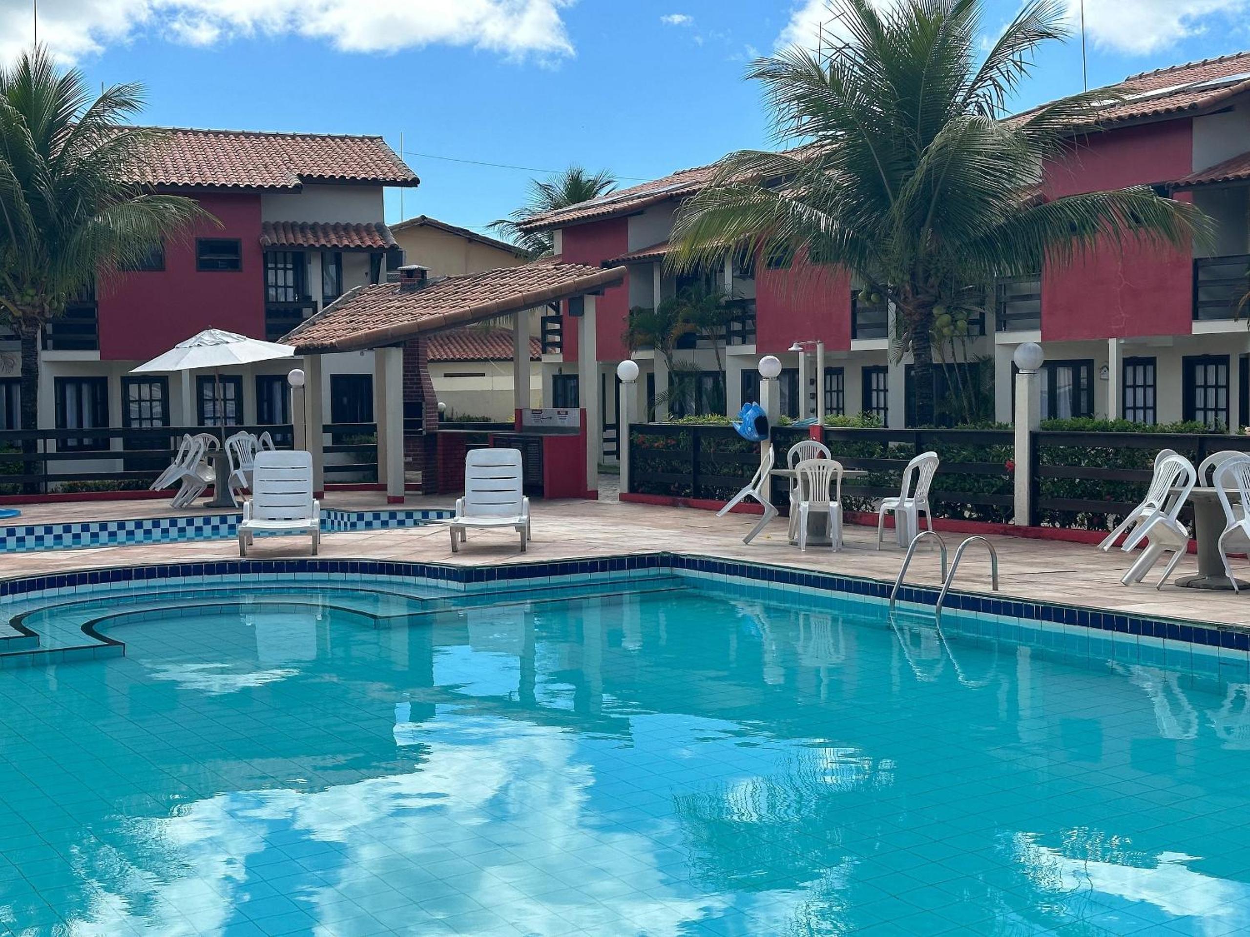 Casas no Residencial Mont Sinai com 2 ou 3 suítes (todas com ar), internet privativa 300MBPS a aproximadamento 250m da Praia de Taperapuã, condomínio com p