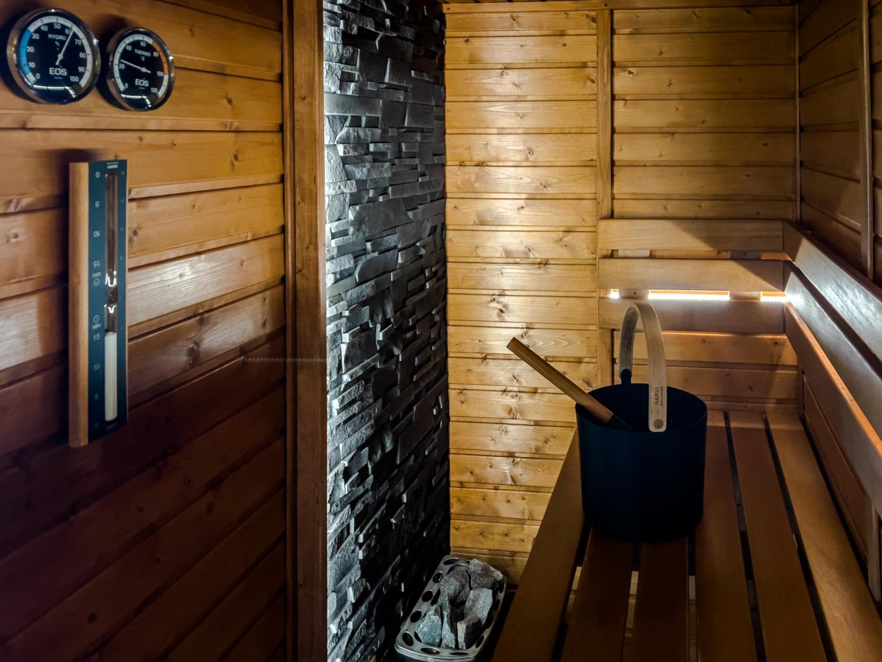 Cottage: AŽ PO UŠI („Head over heels“)