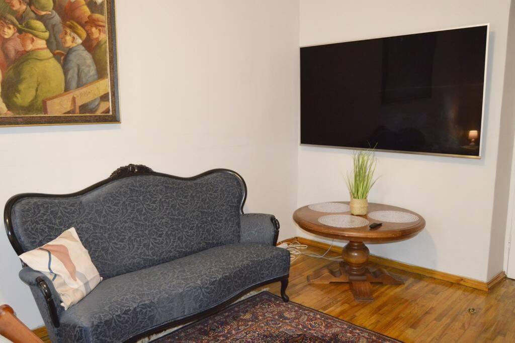 Unique Spacious Classic Three bedroom Midtown Apartment ! BILLIARD room ! view 4