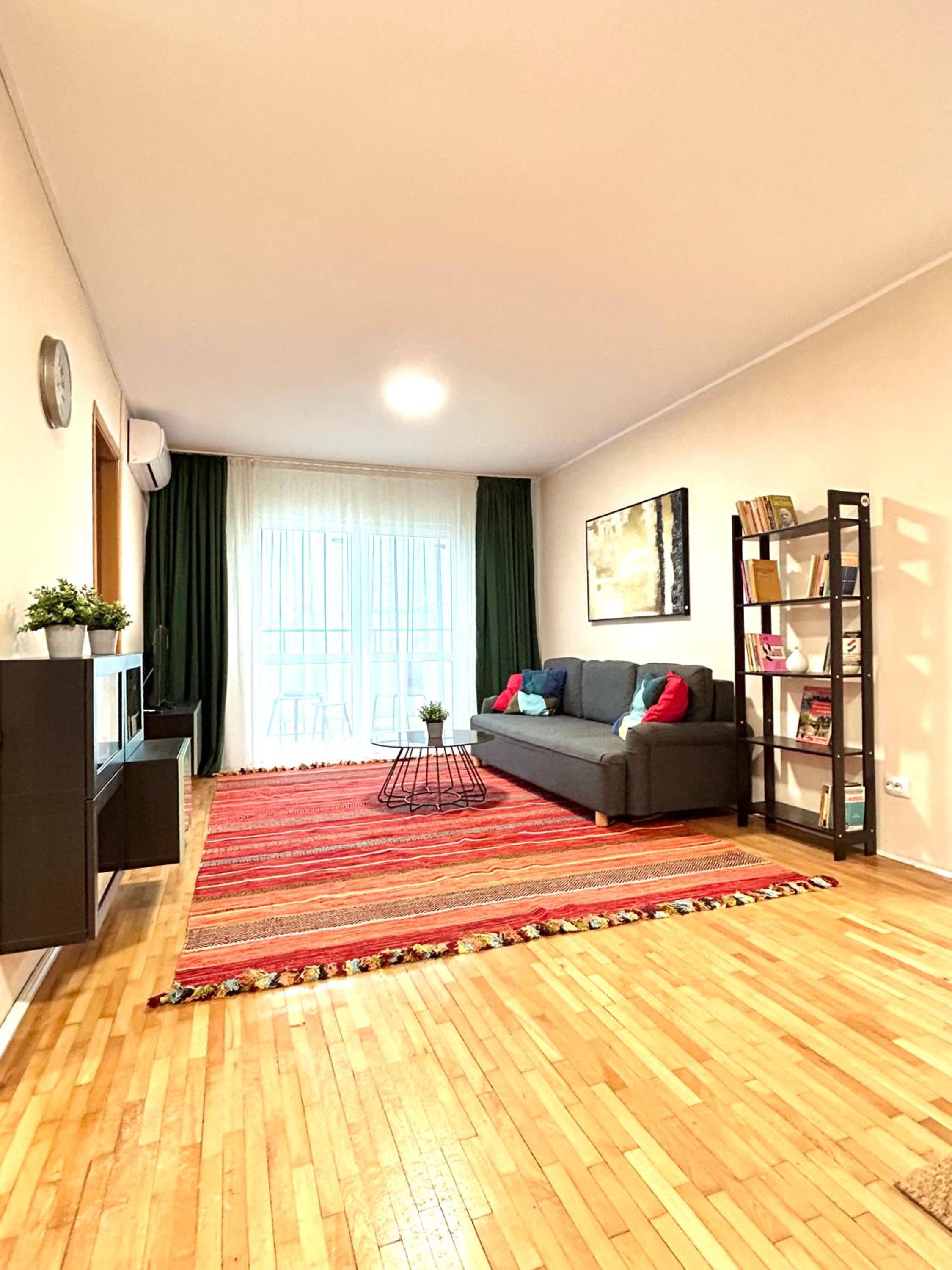 Parliament SkyTower Apartment
