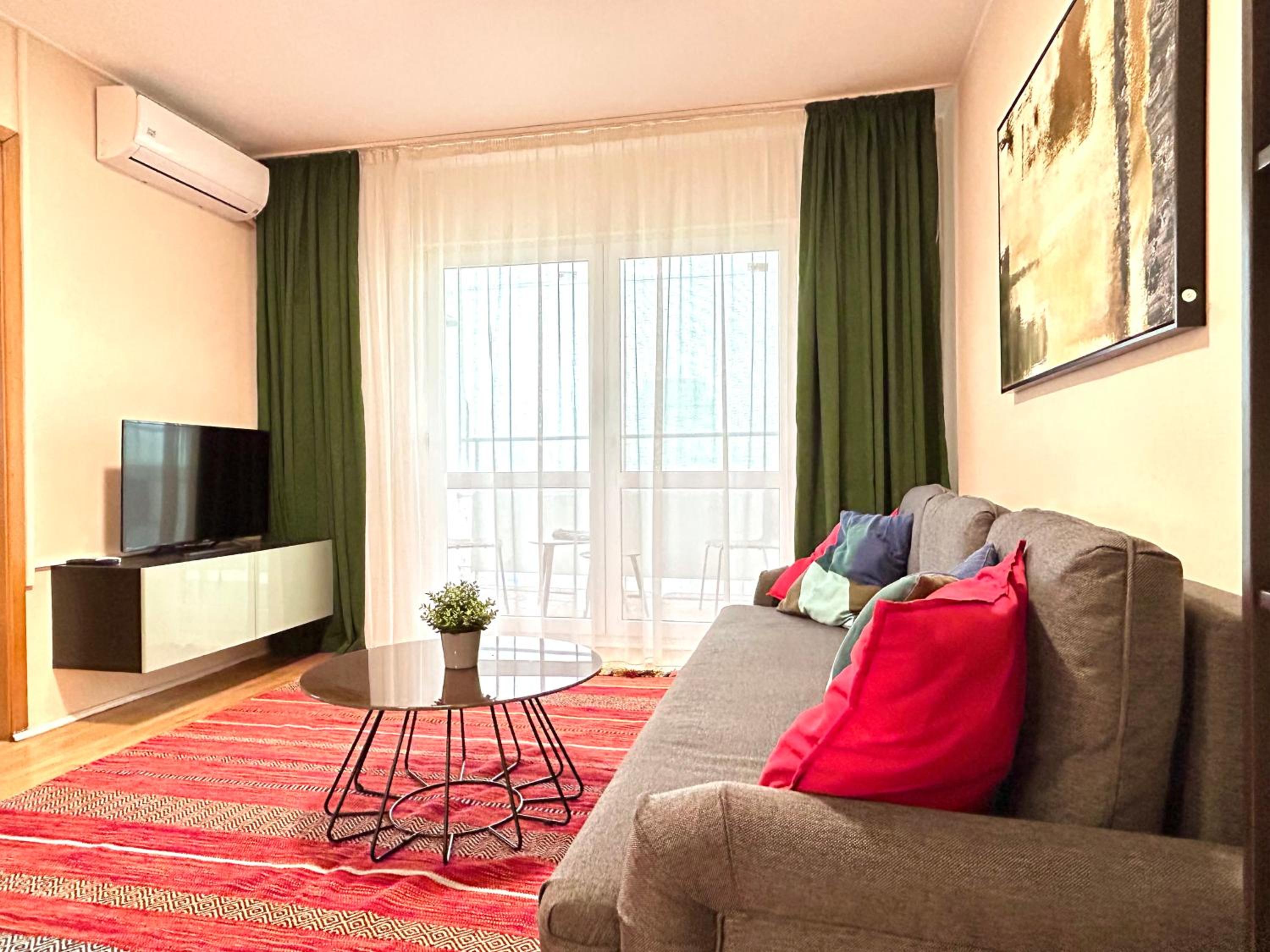Parliament SkyTower Apartment
