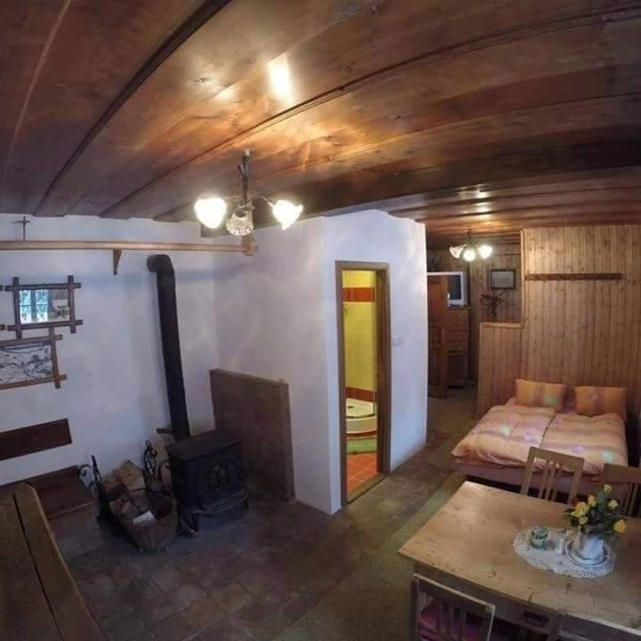 Roubenka Mlýn u skály Deštné v Orlických horách volné termíny 5 bytů