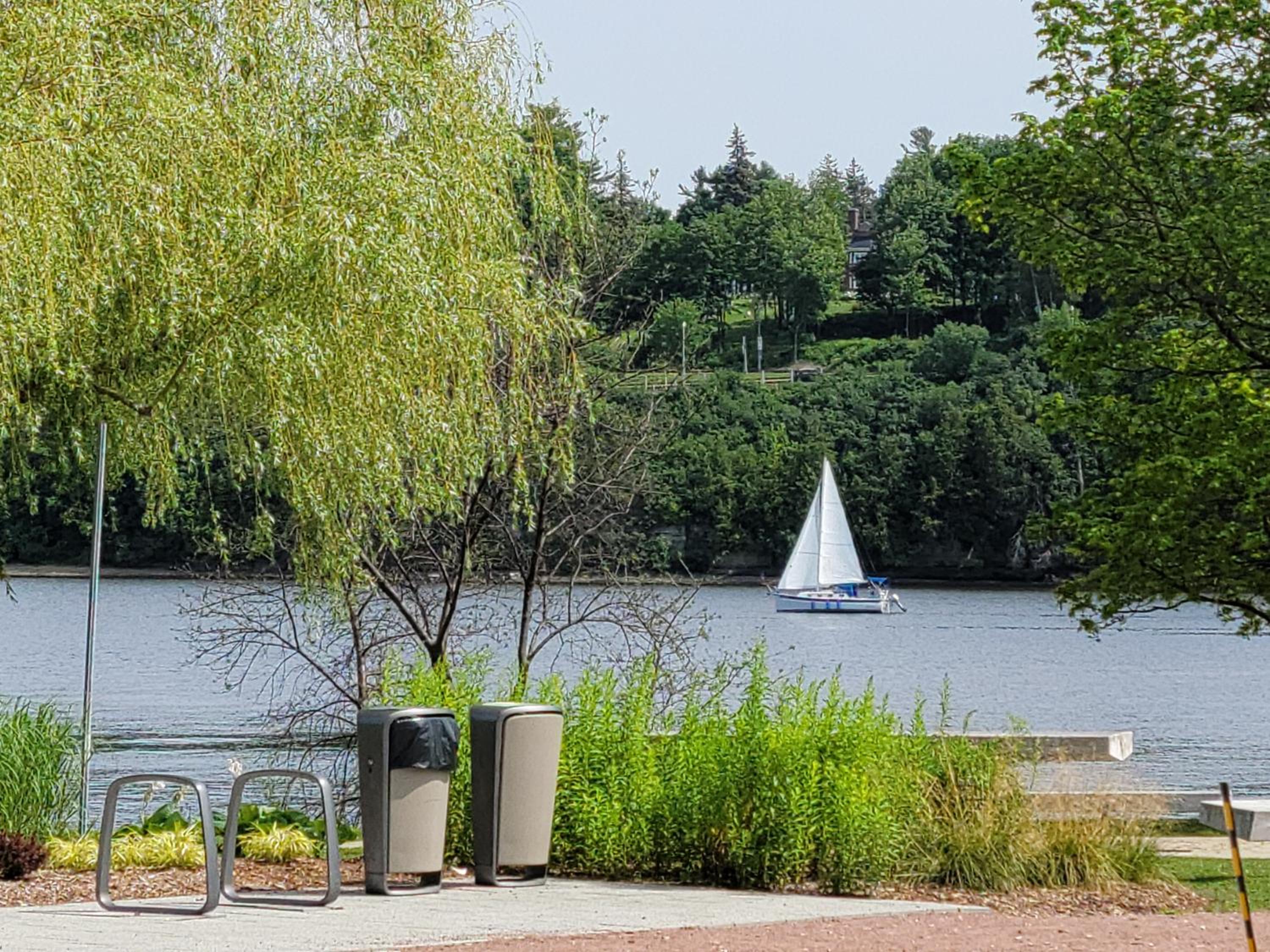 Kokomo INN Bed and Breakfast Ottawa-Gatineau's Only Tropical Riverfront B&B on the National Capital Cycling Pathway Route Verte #1 - for Adults Only - Cham