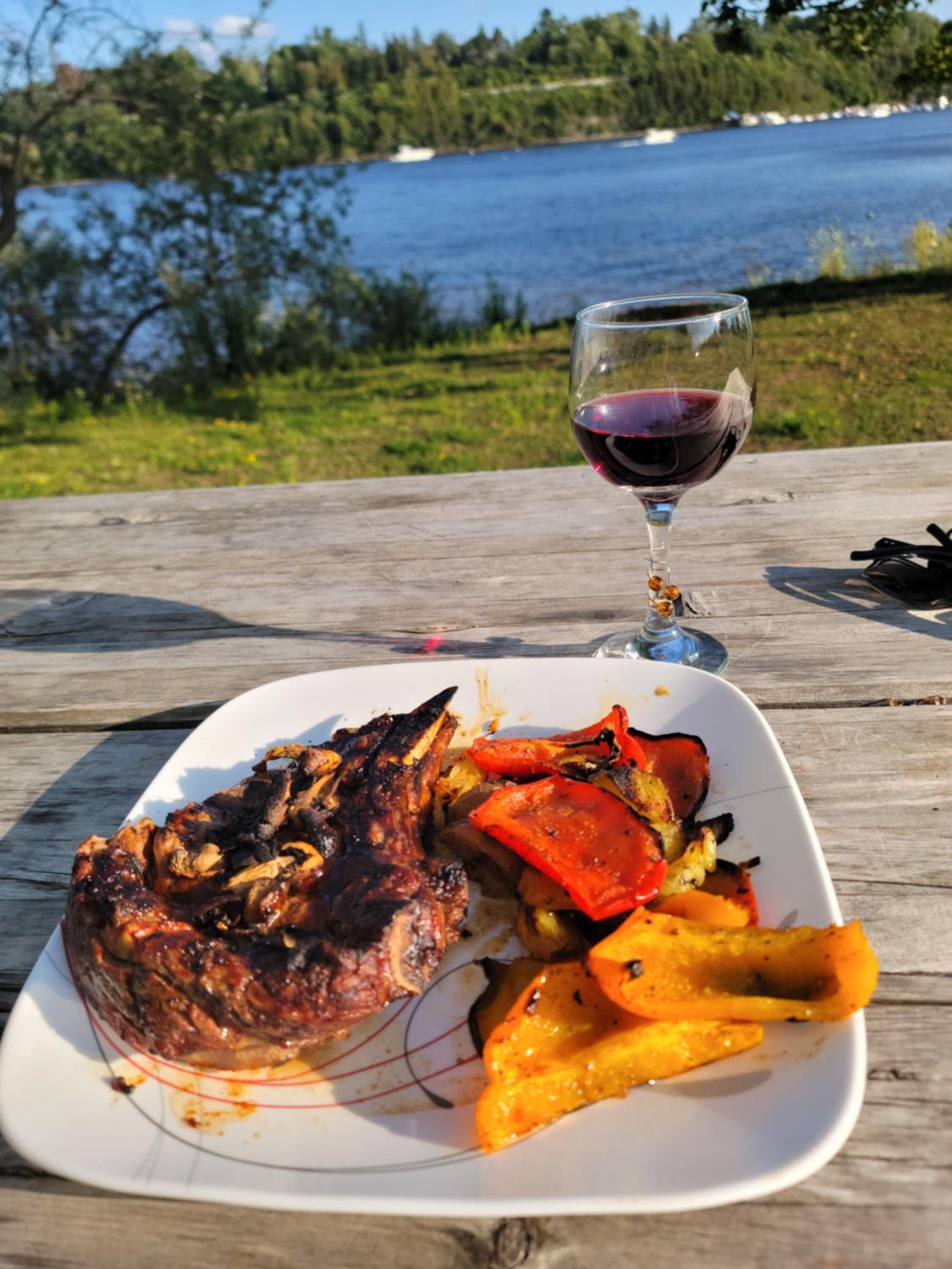 Kokomo INN Bed and Breakfast Ottawa-Gatineau's Only Tropical Riverfront B&B on the National Capital Cycling Pathway Route Verte #1 - for Adults Only - Cham