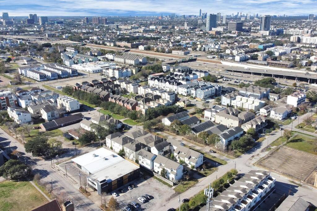 3BR/3.5BA Three Story East Downtown TownHouse with view view 2