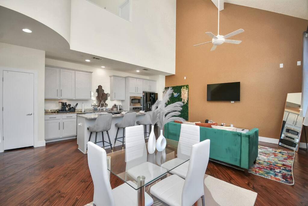 3BR/3.5BA Three Story East Downtown TownHouse with view view 3