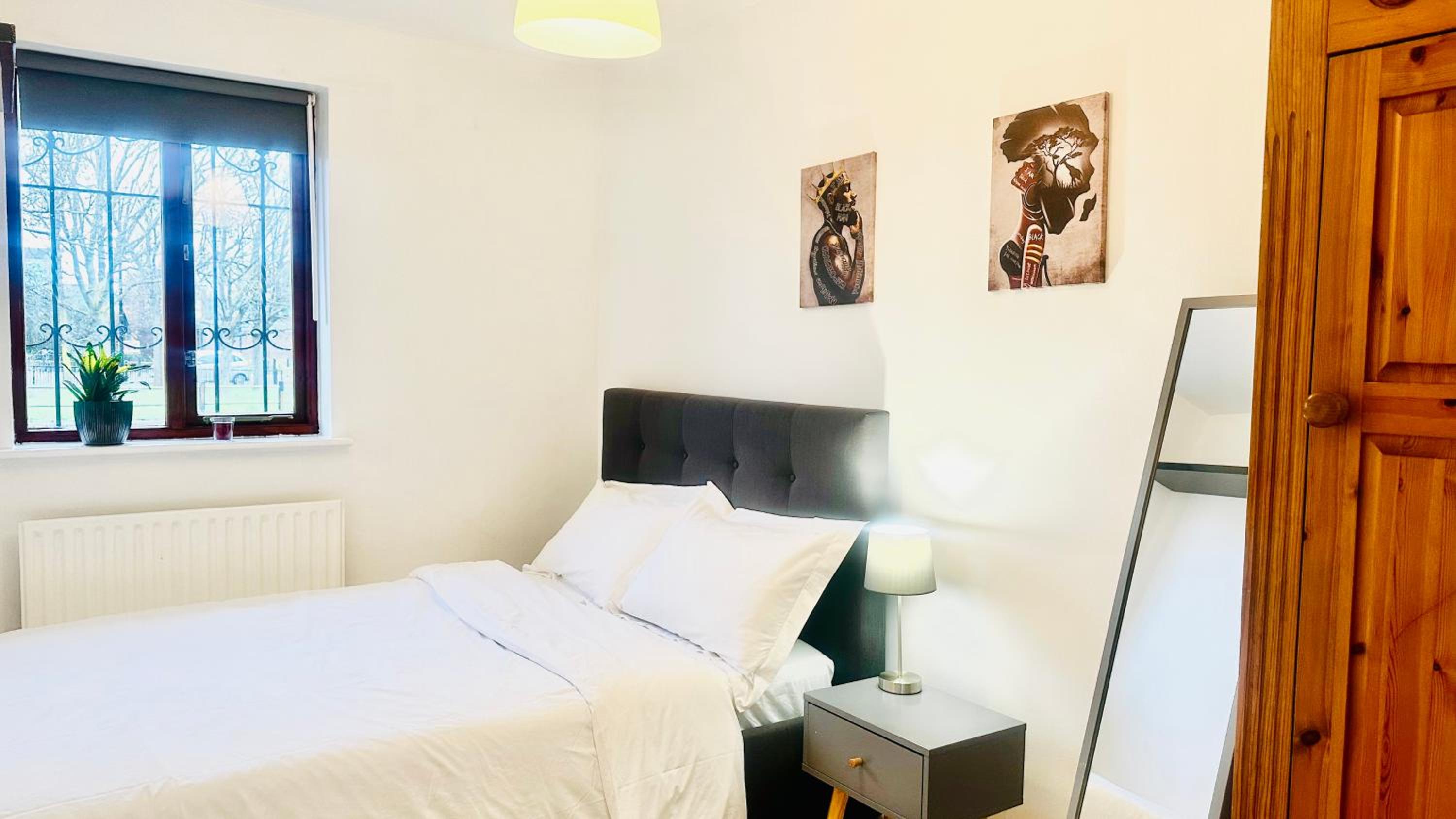 Amazing Location - City of London- 2 Bedroom Stunning Canal View House With Private Garden,Parking & Balcony