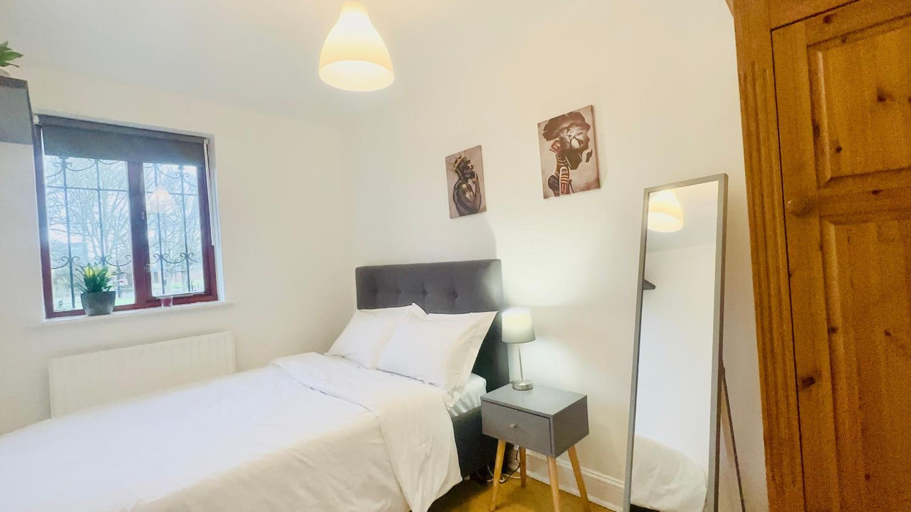 Amazing Location - City of London- 2 Bedroom Stunning Canal View House With Private Garden,Parking & Balcony