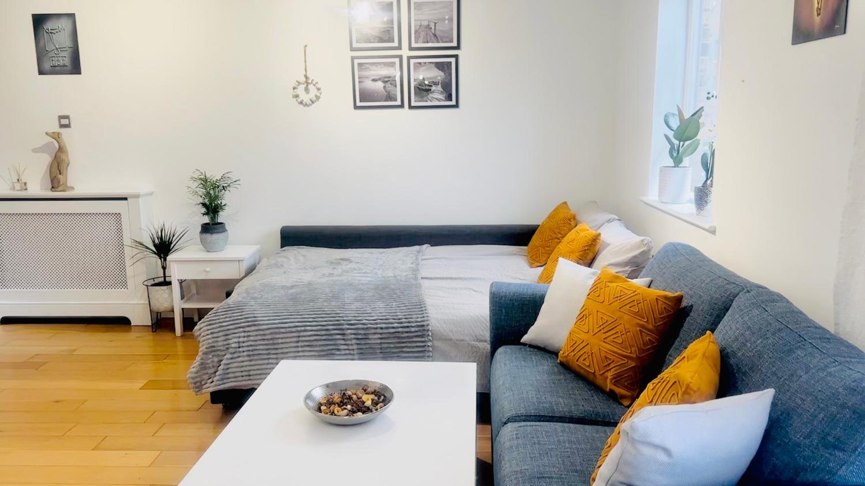 Amazing Location - City of London- 2 Bedroom Stunning Canal View House With Private Garden,Parking & Balcony