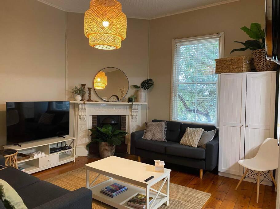 HILLSIDE HAVEN CHARMING C1920 COTTAGE Pet Friendly Sleeps 1 - 6