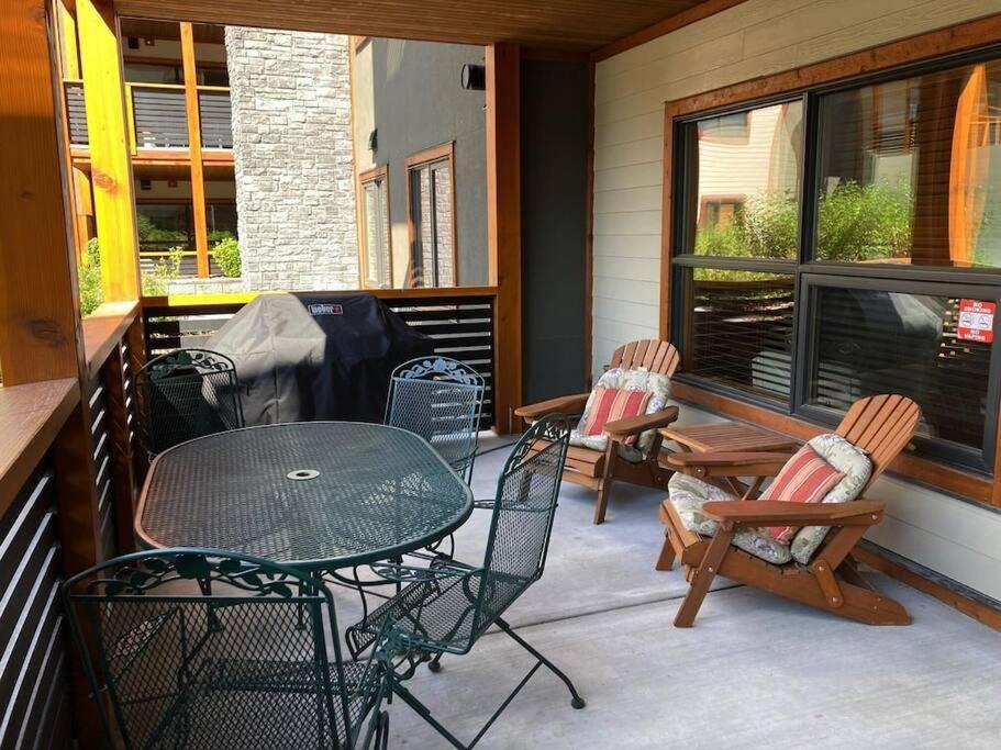 Luxury Mountain Haven Views Hot Tub Patio Spacious Quiet Central