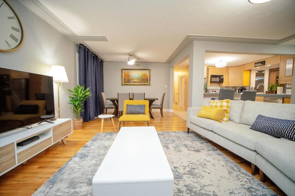 Cozy 3 Bedroom Contemporary Home With Free Parking