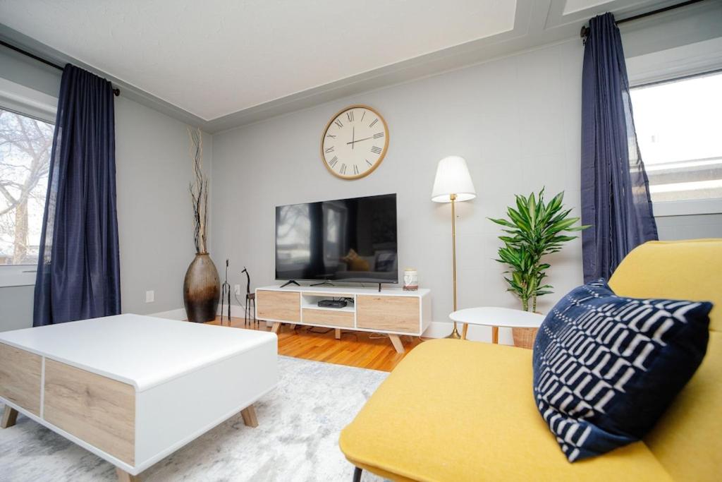 Cozy 3 Bedroom Contemporary Home With Free Parking