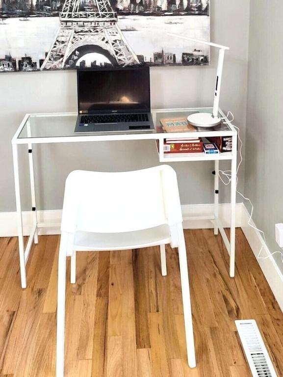 Cozy 3 Bedroom Contemporary Home With Free Parking