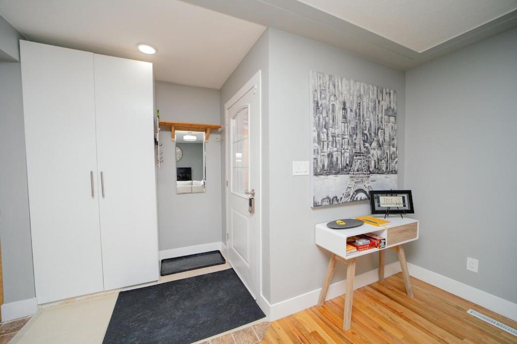 Cozy 3 Bedroom Contemporary Home With Free Parking