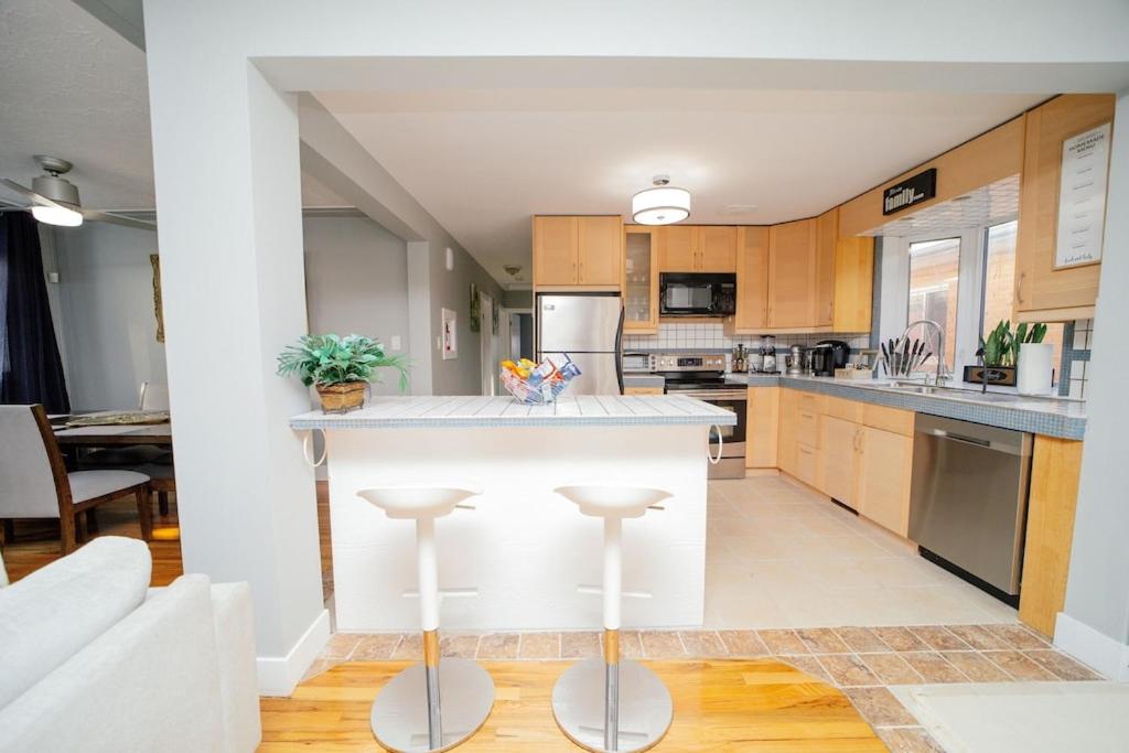 Cozy 3 Bedroom Contemporary Home With Free Parking