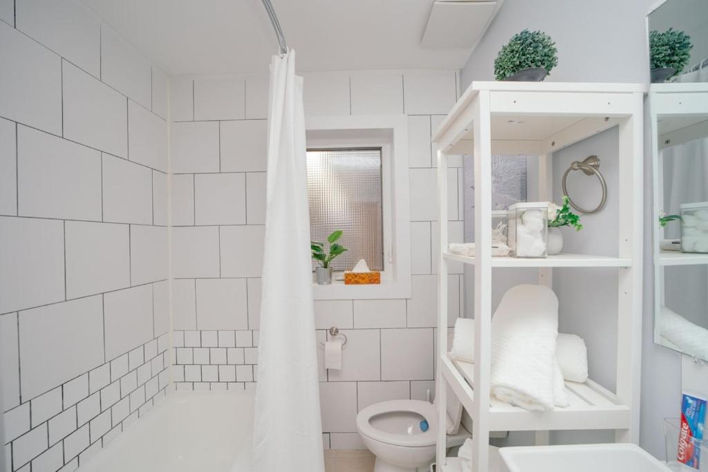 Cozy 3 Bedroom Contemporary Home With Free Parking