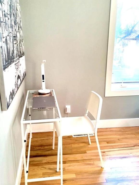 Cozy 3 Bedroom Contemporary Home With Free Parking