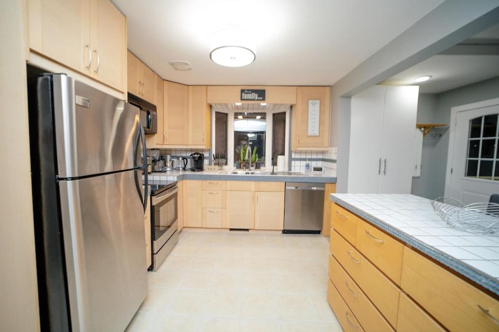 Cozy 3 Bedroom Contemporary Home With Free Parking
