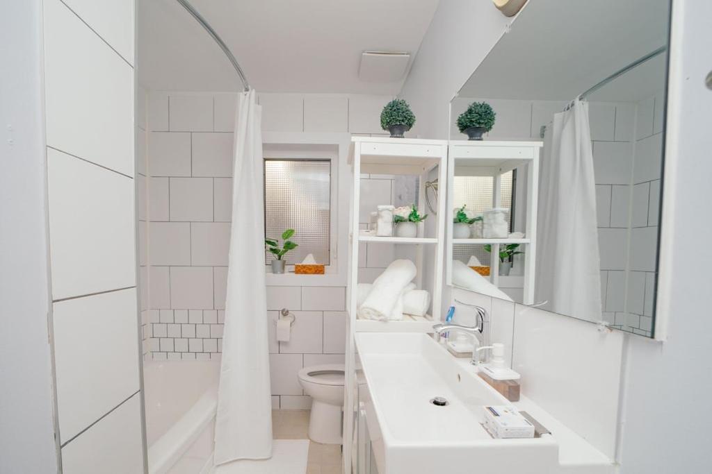Cozy 3 Bedroom Contemporary Home With Free Parking