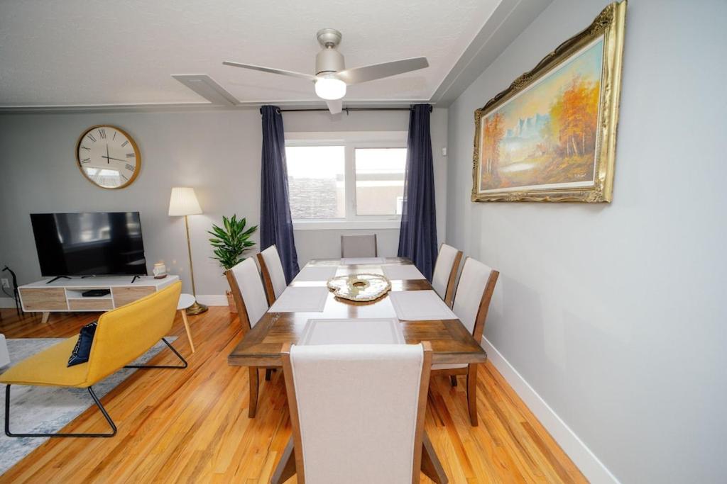 Cozy 3 Bedroom Contemporary Home With Free Parking