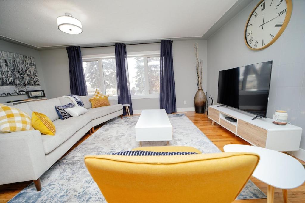 Cozy 3 Bedroom Contemporary Home With Free Parking