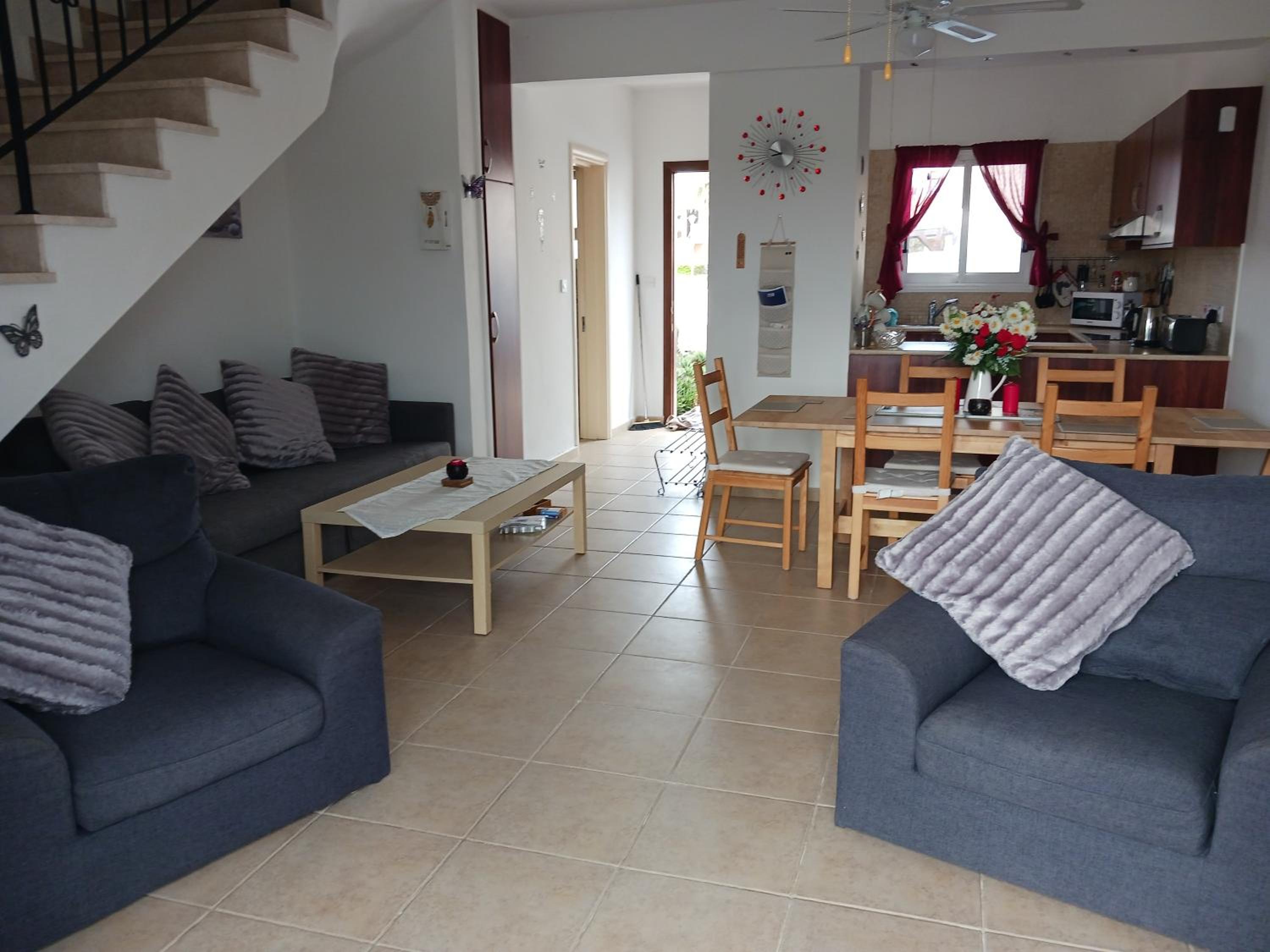 2-Bed House Sleeps 6 -Pool -Free Parking -Netflix view 4