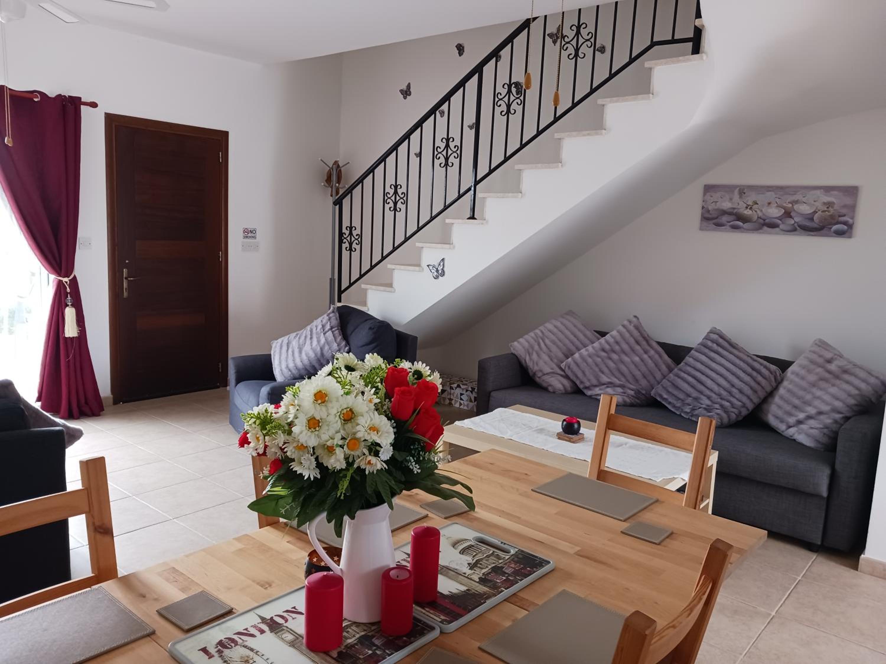 2-Bed House Sleeps 6 -Pool -Free Parking -Netflix view 2