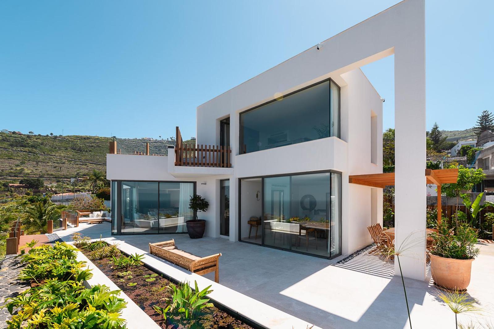 Serenity Villa on the Cliff with climatized pool