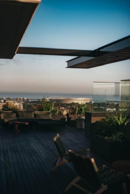 "Table Mountain View" - Stylish one bedroom with stunning Lion's Head & Table Mountain views view 5