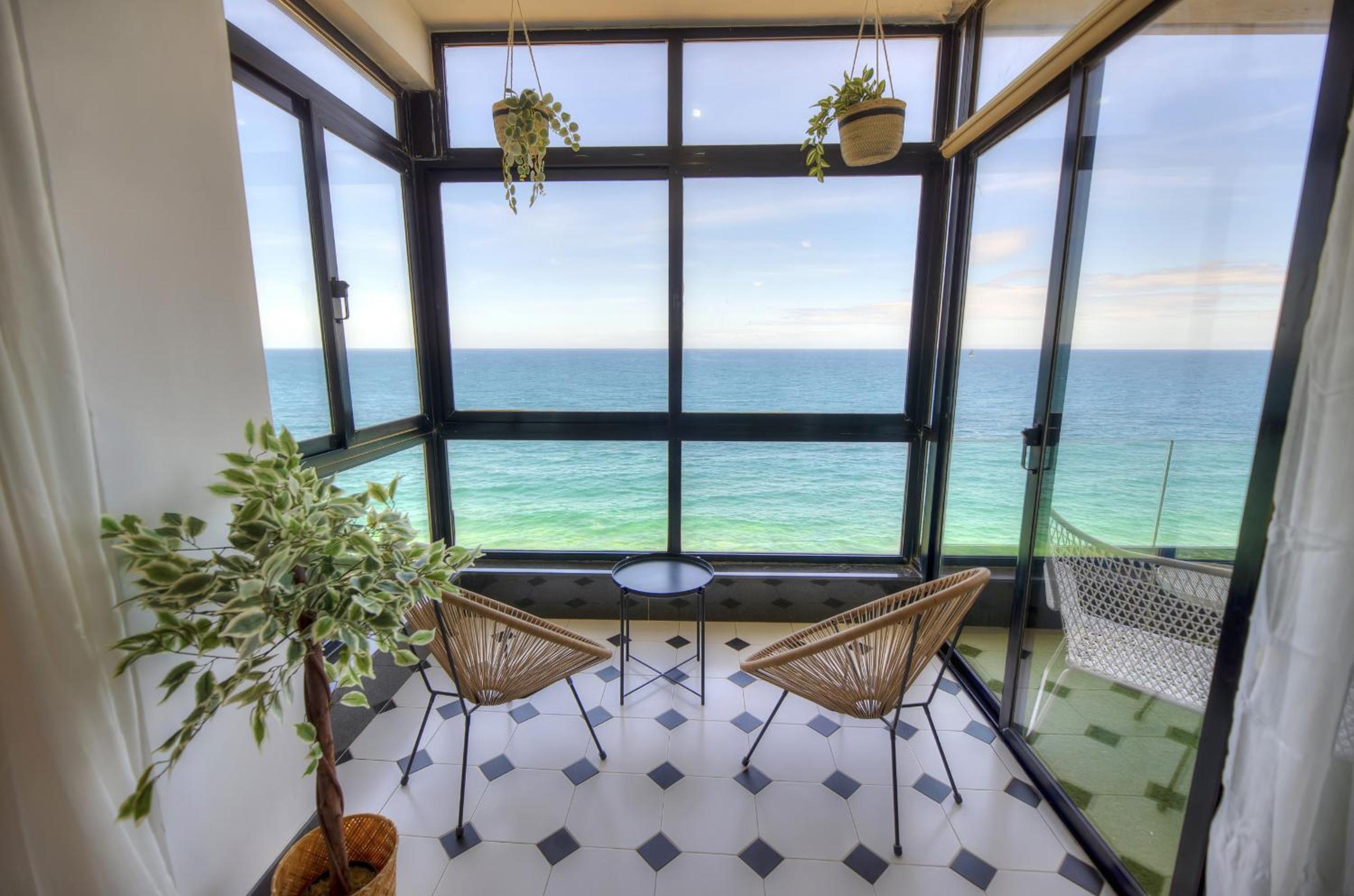 Hotel Beautifully furnished seafront 4 bedrooms GOSLM-4 - Image 1