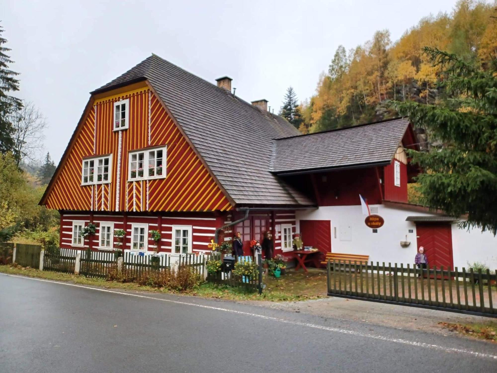Roubenka Mlýn u skály Deštné v Orlických horách volné termíny 5 bytů