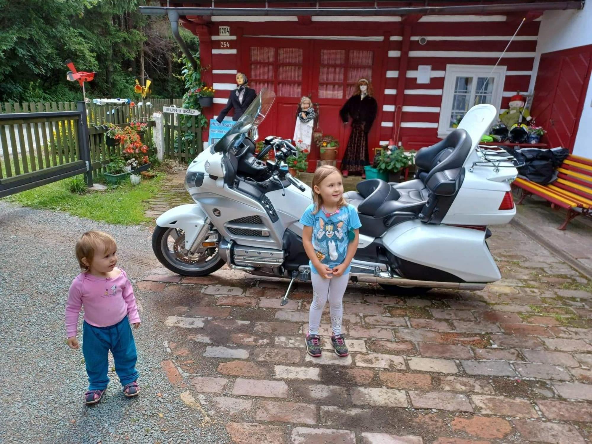 Roubenka Mlýn u skály Deštné v Orlických horách volné termíny 5 bytů